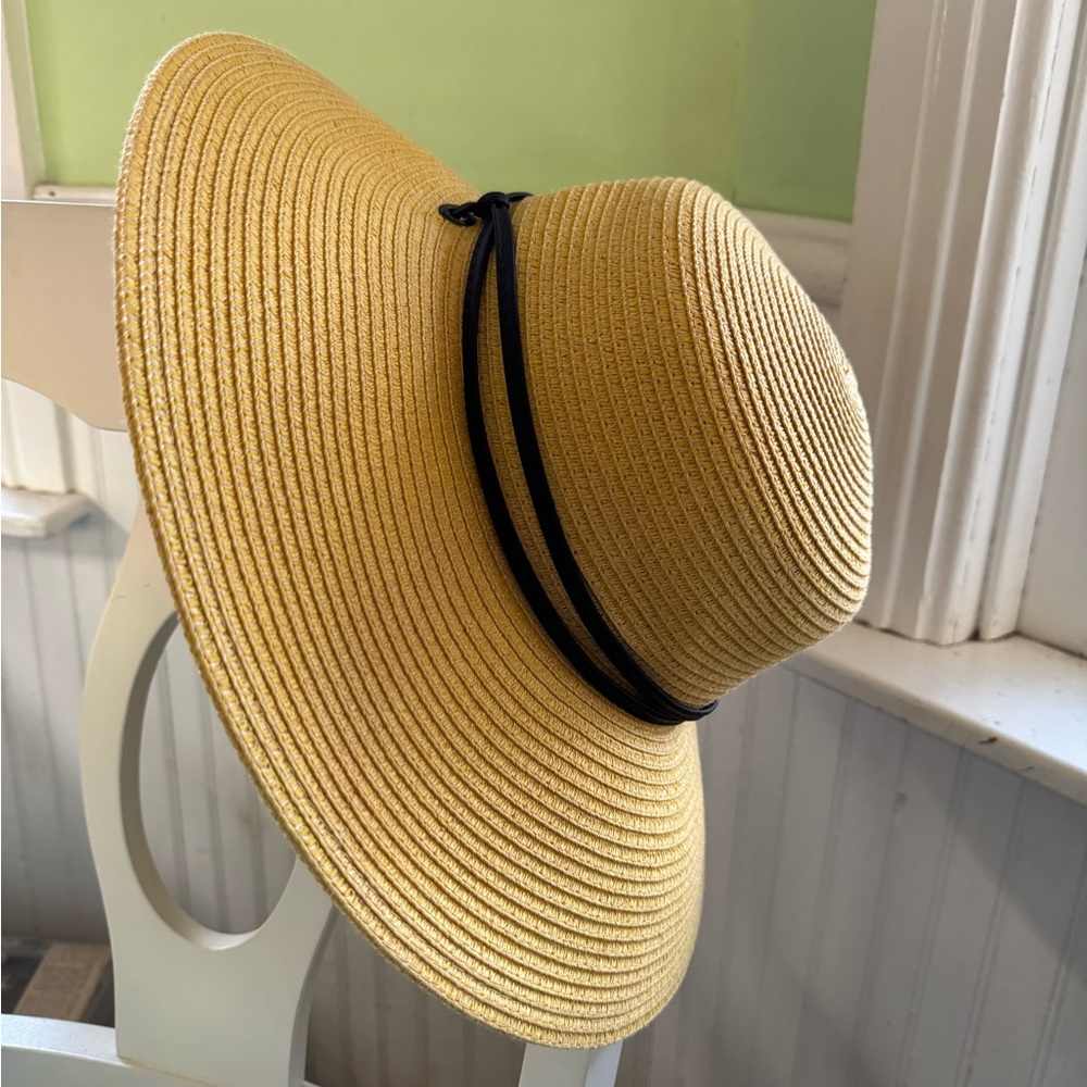 Beautiful Like New Woven Straw Sloggers Sun Brimmed Hat Black Trim Size Medium